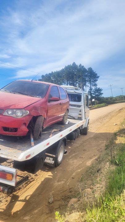 Carro vermelho com a frente danificada sobre o guincho